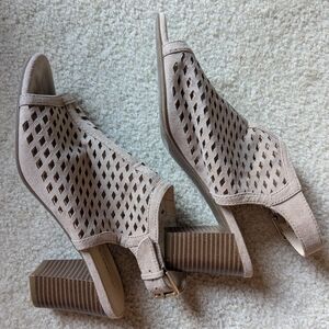 LIZ CLAIBORNE Tan Laser Cut Design Sandals, Sz 7.5, EUC!!!